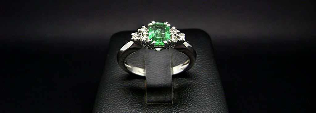 anello in oro bianco con smeraldi taglio smeraldo e brillanti