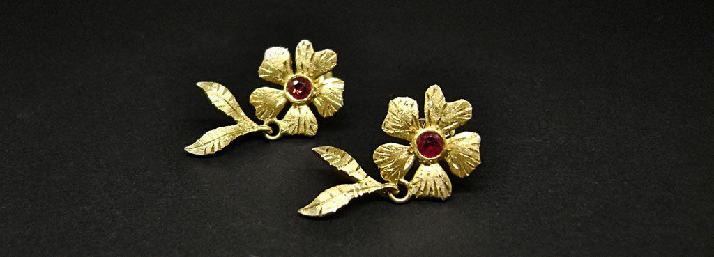 orecchiniin oro giallo, fiore e foglie satinati ed incisi con rubini